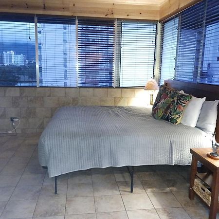 ホノルル Hawaiian Kingアパートホテル 部屋 写真